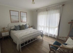 2 bedrooms, iron/ironing board, travel cot, WiFi - Sonnys At Robe - Long Beach Pet Friendly Home (Robe)
