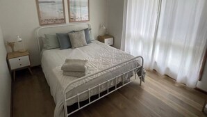 2 bedrooms, iron/ironing board, travel crib, WiFi - Sonnys At Robe - Long Beach Pet Friendly Home (Robe)