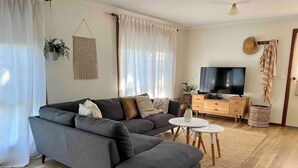 Smart TV, video games, DVD player, books - Sonnys At Robe - Long Beach Pet Friendly Home (Robe)