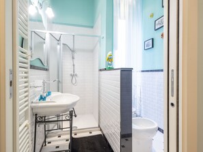 Articles de toilette (gratuits), serviettes fournies