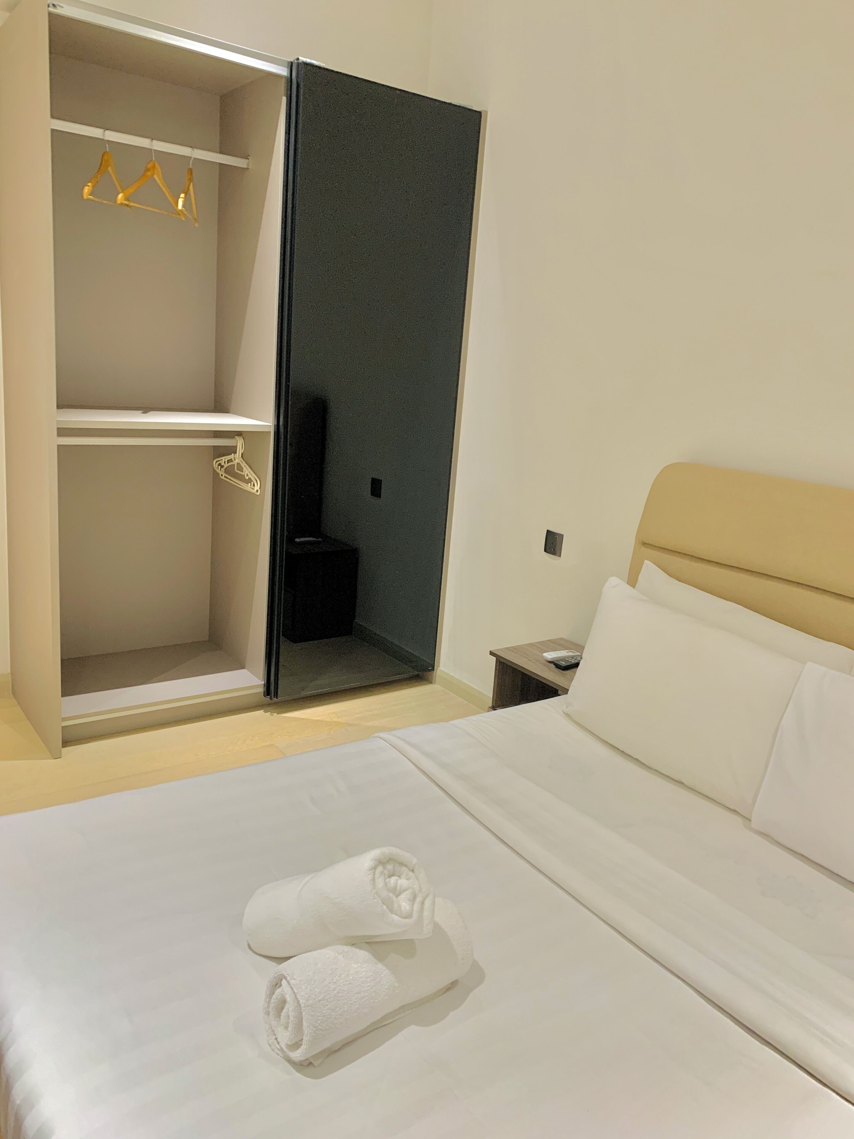 Ein Hotelzimmer mit einem Bett, einem Schrank und einer kleinen Sitzecke.