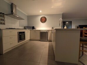 ثلاجة، ميكروويف، فرن، موقد طهي مسطح