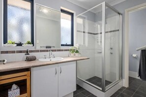 Hair dryer, towels, soap, shampoo - Warm, Cosy winter getaway with Hot Chocolate and Coffee and Heating every room! (Vasse)