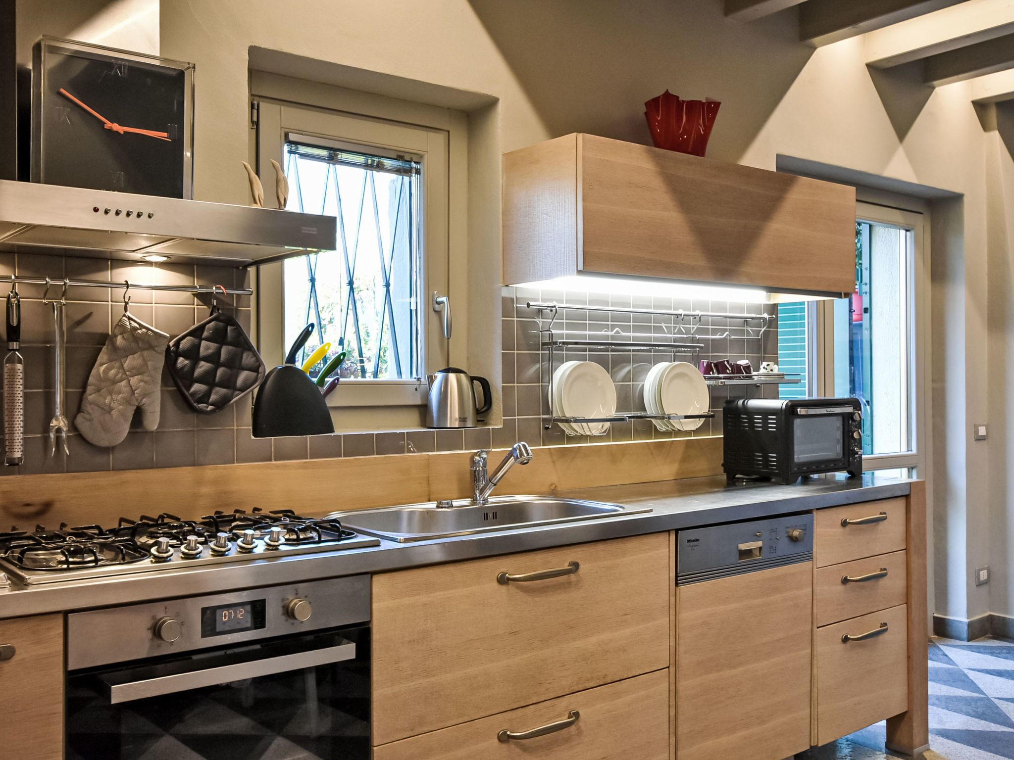 ثلاجة، فرن، غسالة أطباق، مستلزمات طهي/أطباق/أوعية