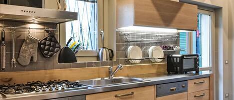 Jääkaappi, uuni, astianpesukone, keittoastiat/astiat/ruokailuvälineet