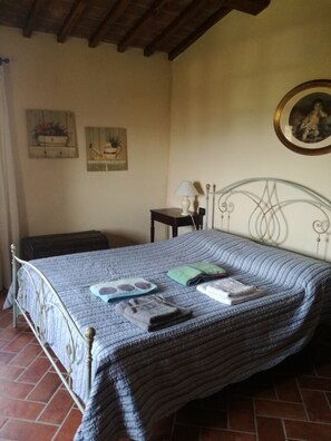 2 dormitorios, tabla de planchar con plancha, wifi y ropa de cama