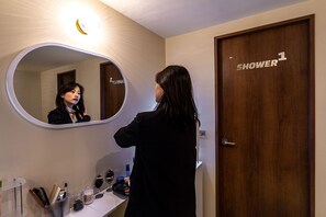 Economy Cabin | Bathroom | Shower, hair dryer, slippers, towels - Crashin Yongsan Guesthouse (Seoul)