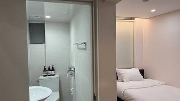 Eins manns Standard-herbergi | Myrkratjöld/-gardínur, straujárn/strauborð, ókeypis þráðlaus nettenging