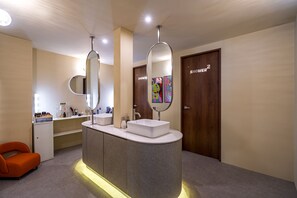 Economy Cabin | In-room dining