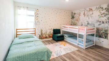 5 habitaciones, escritorio, tabla de planchar con plancha y wifi