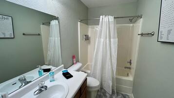 Hårtork, handdukar, tvål och schampo