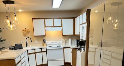 Family Fun! Games, 1G Fast WiFi, 1 King, 2 Queens, & Sofabed, Sleeps 8 in Rogers