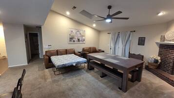 2 Schlafzimmer, Schreibtisch, Bügeleisen/Bügelbrett, Reisekinderbett