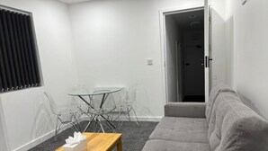 Living area - Luton Centrally Located Apartment v close London Luton Airport (Luton)