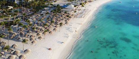 Nær stranden, solsenger og strandhåndklær
