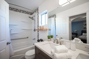 Secadora de cabello, toallas, jabón, papel de baño 
