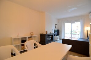 Apartment | Dining - Apartment Near Els Griells Beach and Reserve (Torroella de Montgrí)