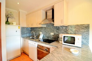 Apartment | Private kitchen - Apartment LOS Pinos 3D (Torroella de Montgrí)