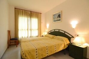 2 habitaciones y tabla de planchar con plancha