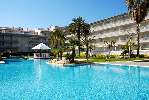 Una piscina al aire libre