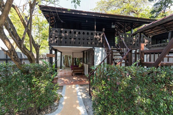 Standard House, Balcony