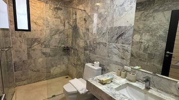 Kahden hengen huone (kaksi sänkyä) | Kylpyhuone | Ilmaiset hygieniatuotteet, hiustenkuivaaja, kylpytakit, tohvelit