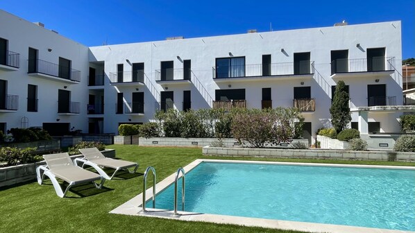 Una piscina al aire libre