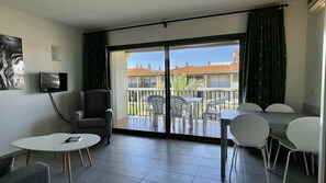 Apartment | Dining - Apartment in Estartit Near Sandy Beach (Torroella de Montgrí)