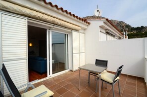 Apartment | Outdoor dining - Apartment in Spain Near Sandy Beach (Torroella de Montgrí)