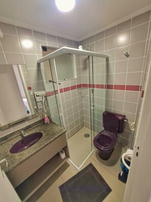 Een haardroger, handdoeken, toiletpapier