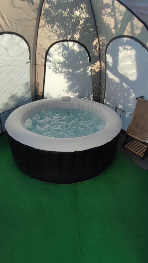 Outdoor spa tub
