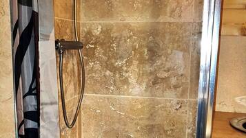 Douche, sĂšche-cheveux, serviettes fournies, papier toilette