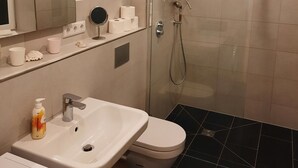 تجهيزات دش، مجففات شعر، مناشف، صابون
