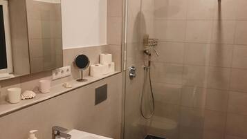 Dusche, Haartrockner, Handtücher, Seife