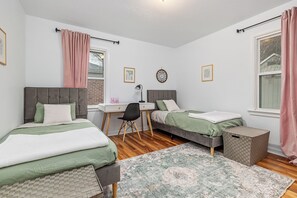3 bedrooms, desk, WiFi, bed sheets