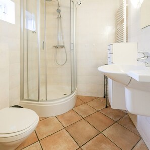 House | Bathroom - Holiday Home in Sint Maartenszee for 6 (Sint Maartensvlotbrug)