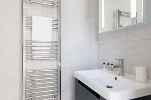 Secador de pelo y toallas