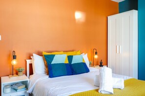 2 dormitorios, tabla de planchar con plancha, cuna de viaje