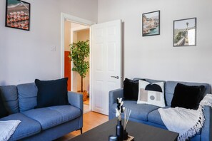 TV connectée, lecteur de DVD, livres