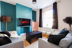 TV connectée, lecteur de DVD, livres