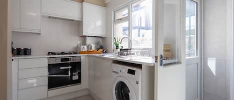 Réfrigérateur, four à micro-ondes, un four, surface de cuisson