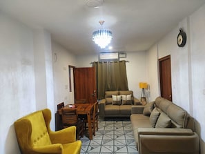 Premium Double Room | Living area - Half Orange Hostel (Vagator)