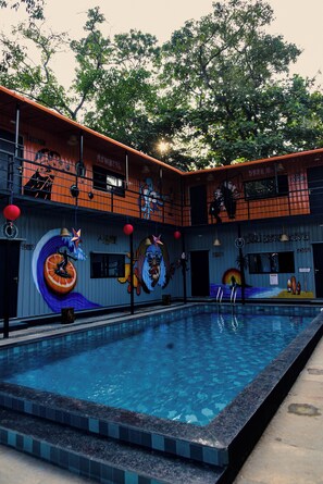 Outdoor pool - Half Orange Hostel (Vagator)