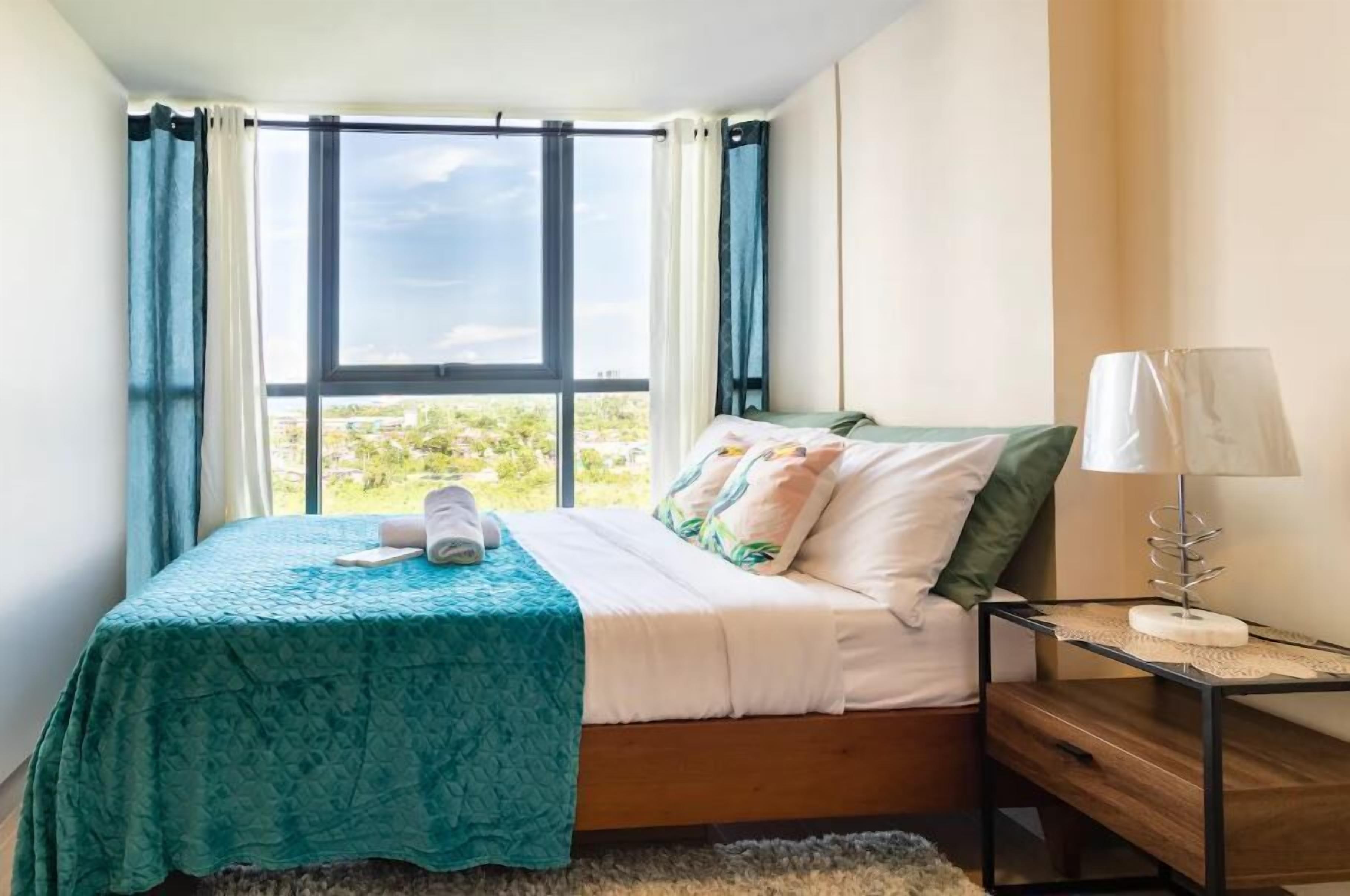 Escritorio, espacio para trabajar con laptop y wifi gratis 