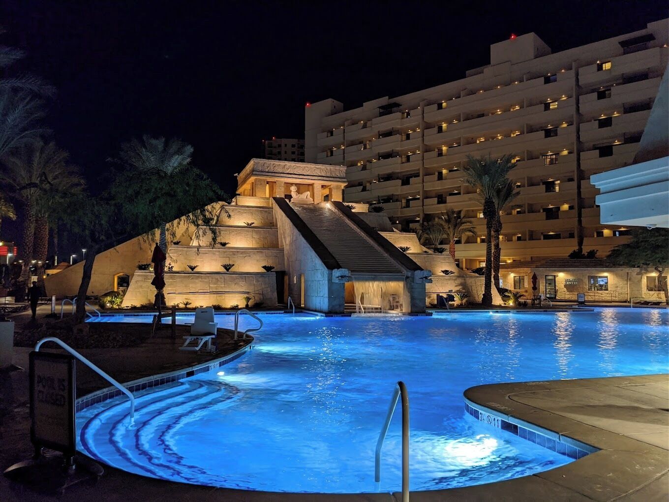 Een buitenzwembad, een verwarmd zwembad