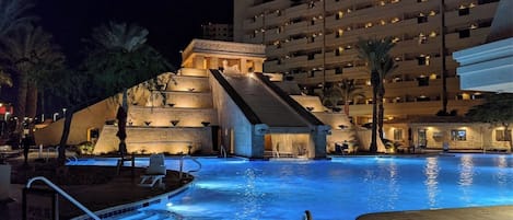 Een buitenzwembad, een verwarmd zwembad