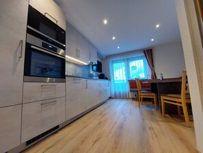 Deluxe-Apartment, 3 Schlafzimmer, Balkon, Flussblick | Eigene Küche