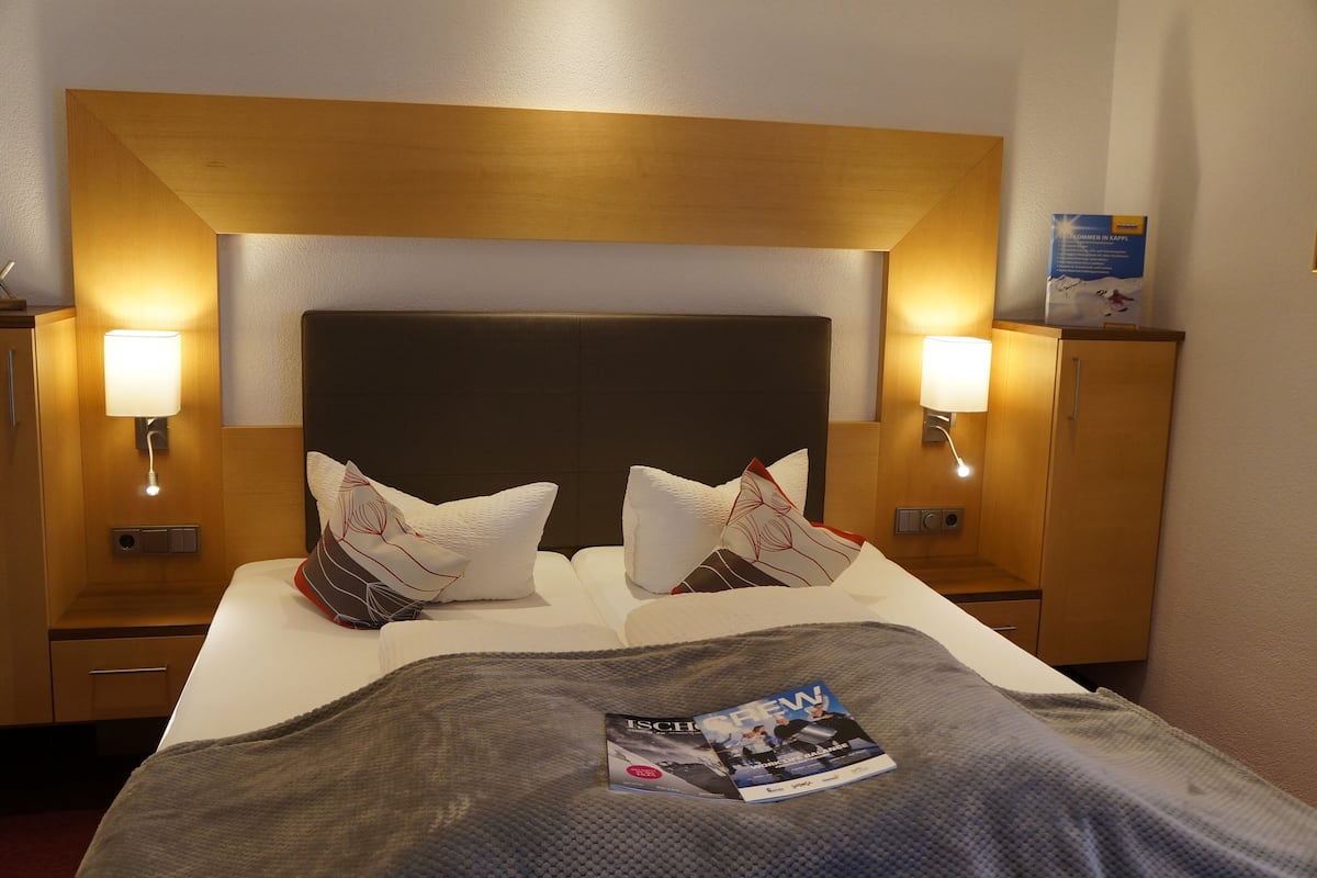 Premium bedding, in-room safe, individually decorated