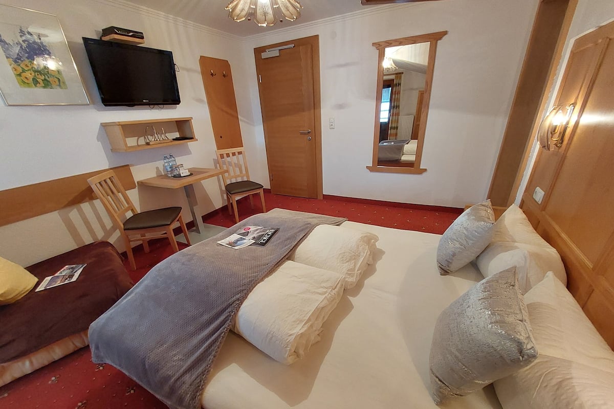 Premium bedding, in-room safe, individually decorated