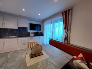 Deluxe Condo, 3 Bedrooms, Balcony, River View | Private kitchen | High chair - Apart Frühstückspension Stark (Kappl)